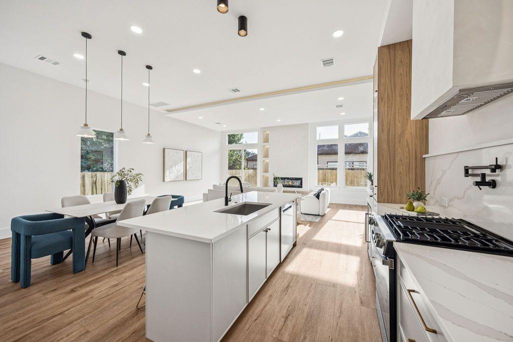Kitchen & dining