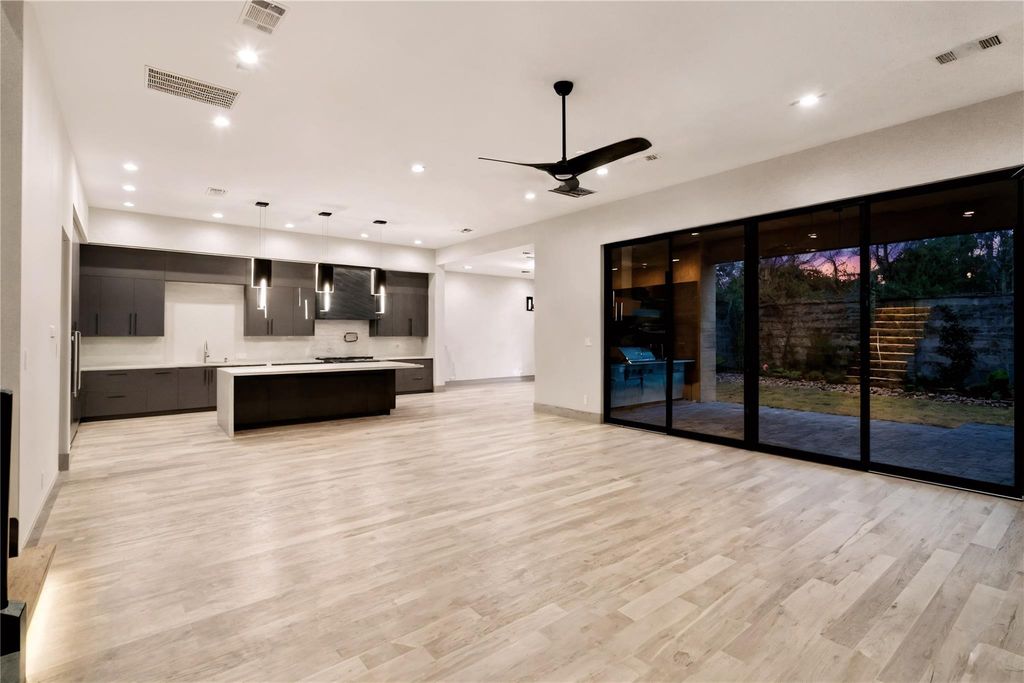 Living & kitchen at dusk