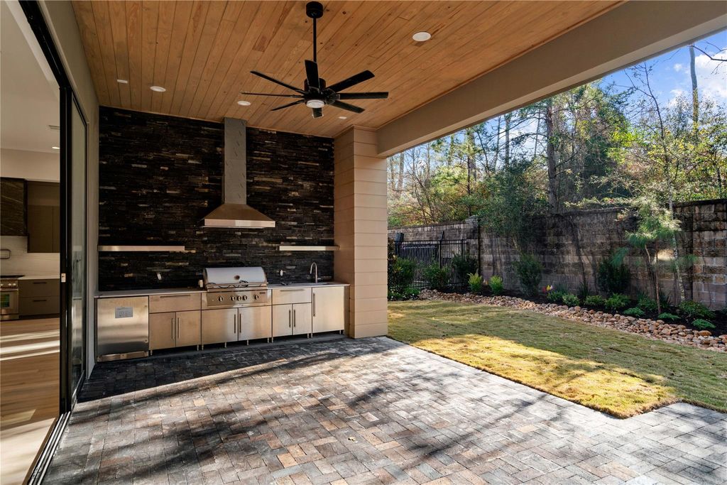 Covered patio & outdoor kitchen